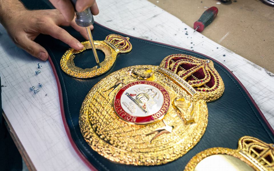 Оригинальный дизайн Саакяна поясов для Всемирной Боксерской Ассоциации. WDO и IBF с 1970 годов по прежнему используют эти пояса для награждения чемпионов.