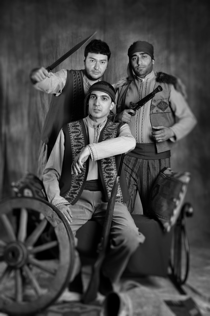 Армянские мужчины в национальном костюме