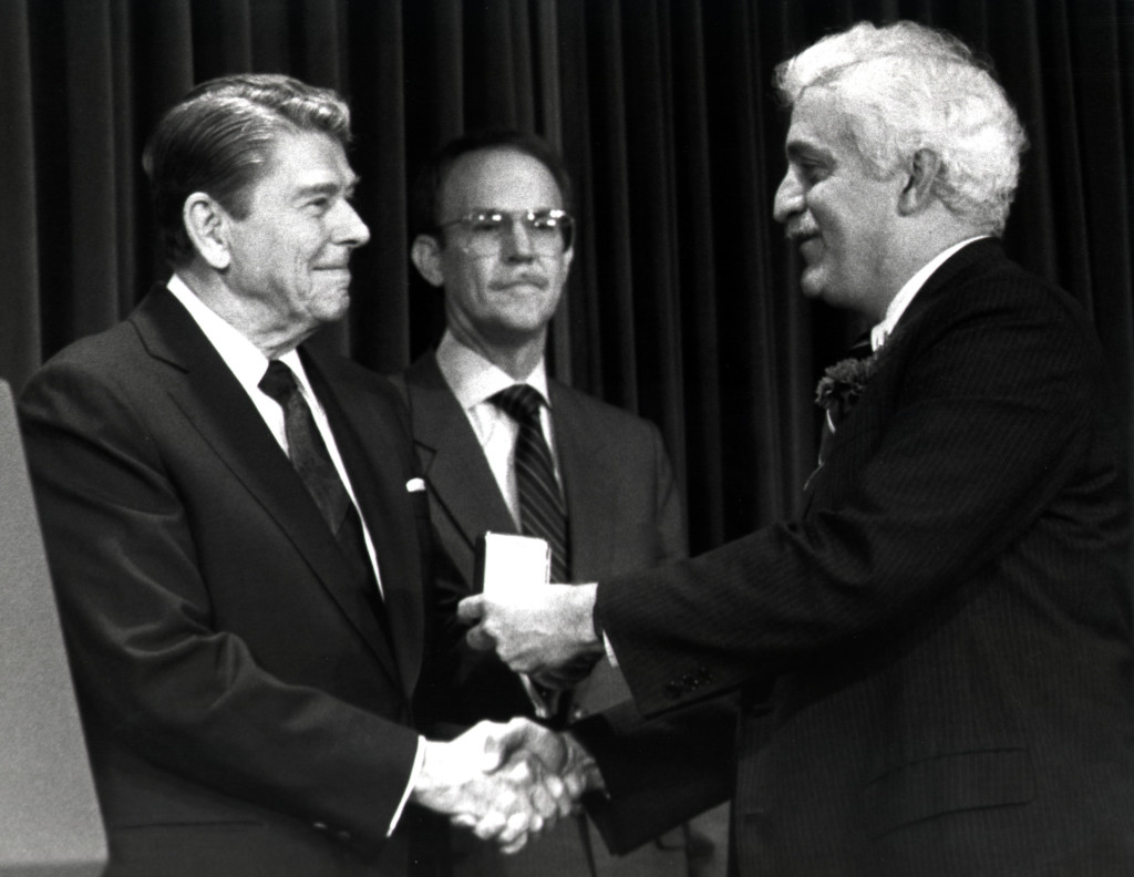 Президент Рональд Рейган вручает Национальную Медаль за вклад в развитие технологии Дамадьяну, 1988 г.