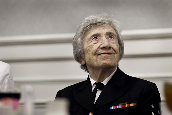 Морячка в отставке, Анна Тер-Вартанян, первая женщина, которая получила высшую категорию ВМС США, на встрече общества женщин – ветеранов в воскресение в Хэмптоне.