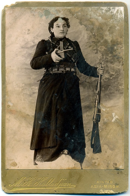 Рисунок на открытке, найденный в стене армянского дома в городе Айнтап. На рисунке Эгинэ, вдова Геворга Чауша, в правой руке держит оружие Маузер а в левой – винтовку Мосина.