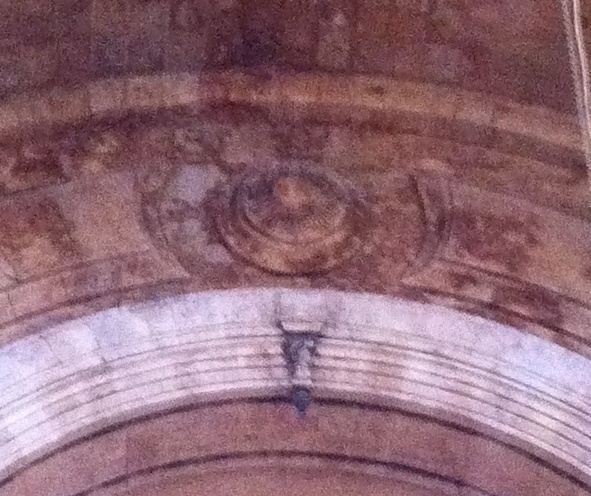 Архитектурная отливка в виде медальона над алтарем церкви Сурб Аствацацин в Антепе.