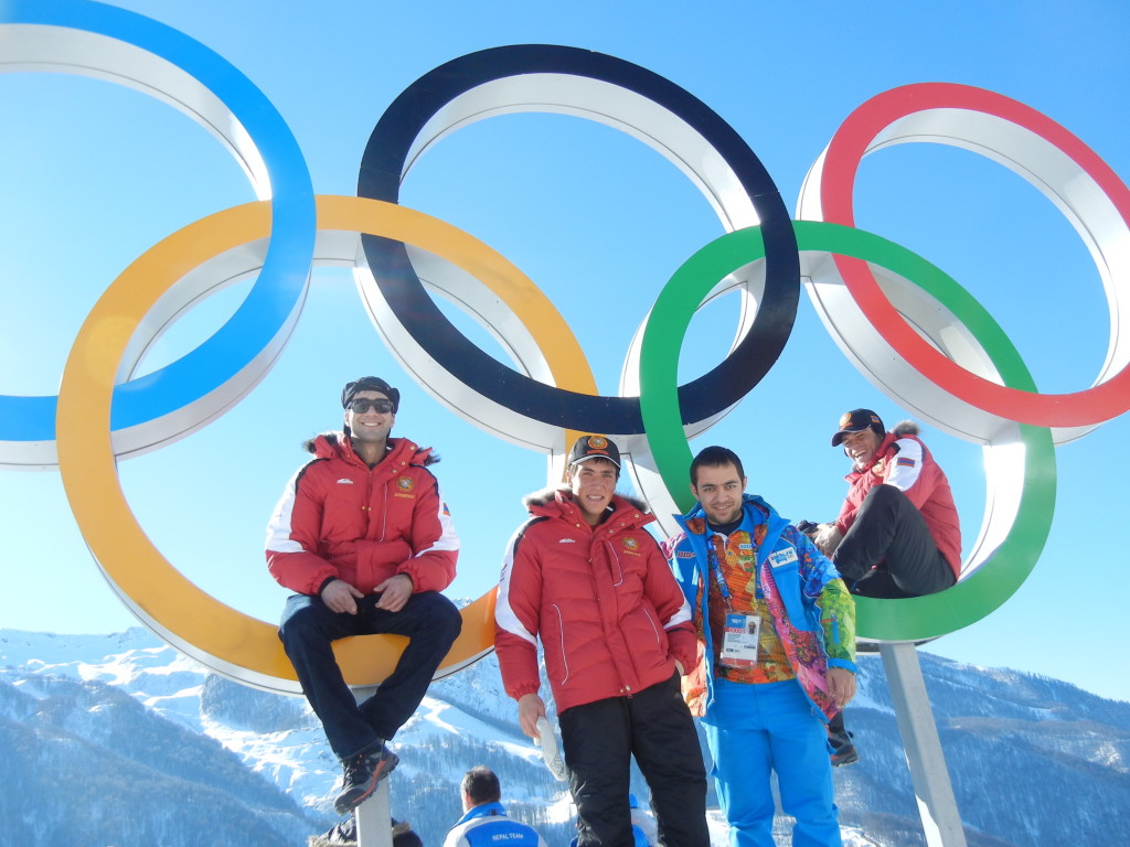 Вся армянская команда на олимпийских кольцах 