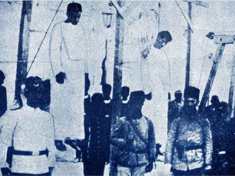 Османские солдаты на фоне только что повешенных ими армян в Алеппо в 1915 году