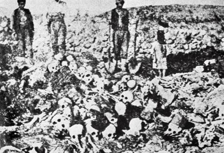 Фотография 1915 года. Турция депортировала две трети армянского населения, многие были убиты или погибли от голода в пути.
