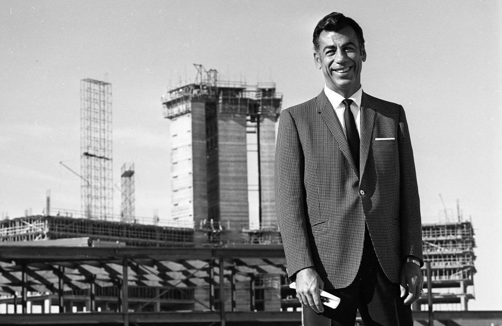 Кирк Керкорян в стройплощадке отеля International в Лас-Вегасе в 1968.