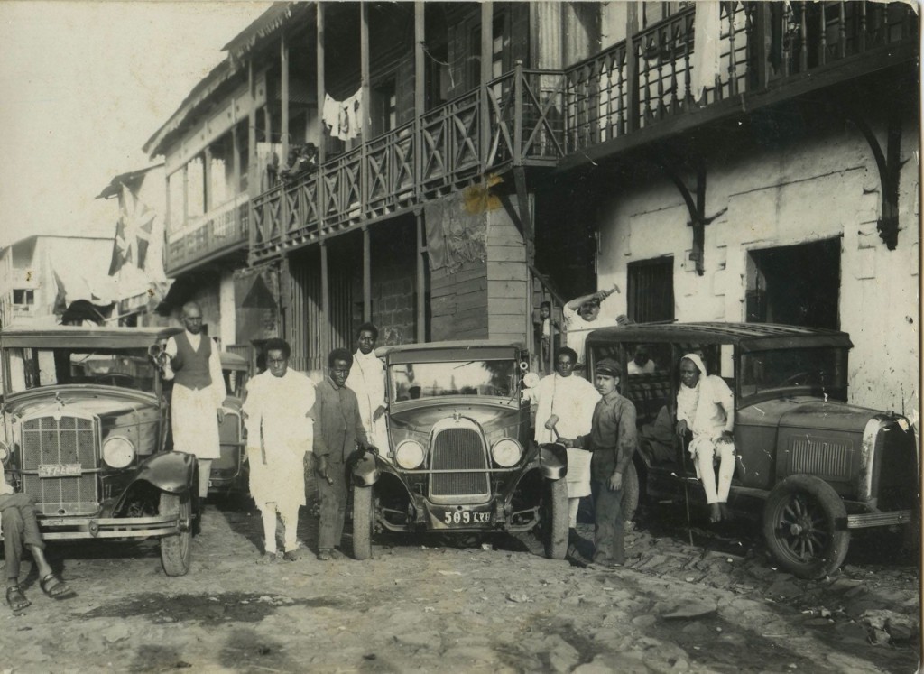 Одна из первых стоянок такси в начале 1930-х годов — армянские шоферы, Аддис-Абеба, Эфиопия. (Здания на заднем фоне построены в типичном армянском стиле.) (Фото предоставлено Варужем Мавляном)