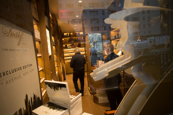 Вор, который украл четыре коробки сигар Avo XO из магазина Davidoff на проспекте Америк. Рамсей де Гив для The New York Times.