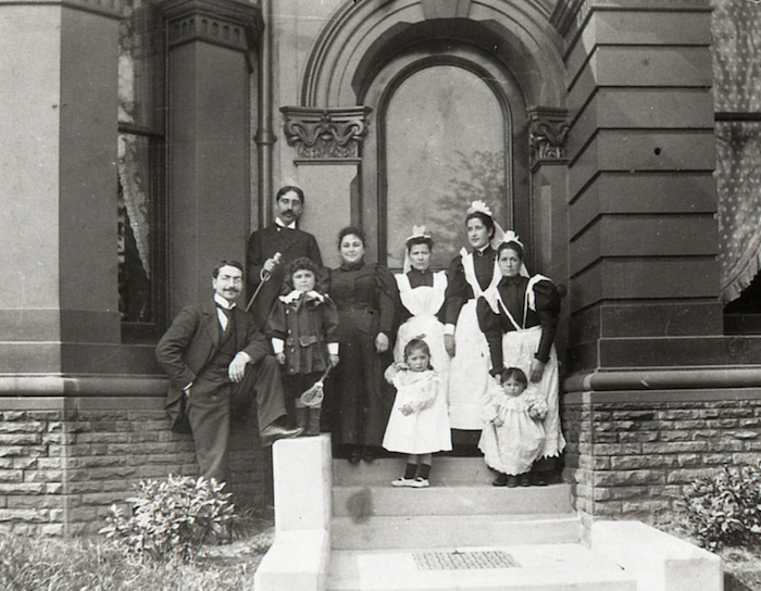 Мистер К. Фундукян, его жена, 3 детей, двоюродный брат и служащие в 1900 годах (Архивы Манчестерской Центральной Библиотеки)