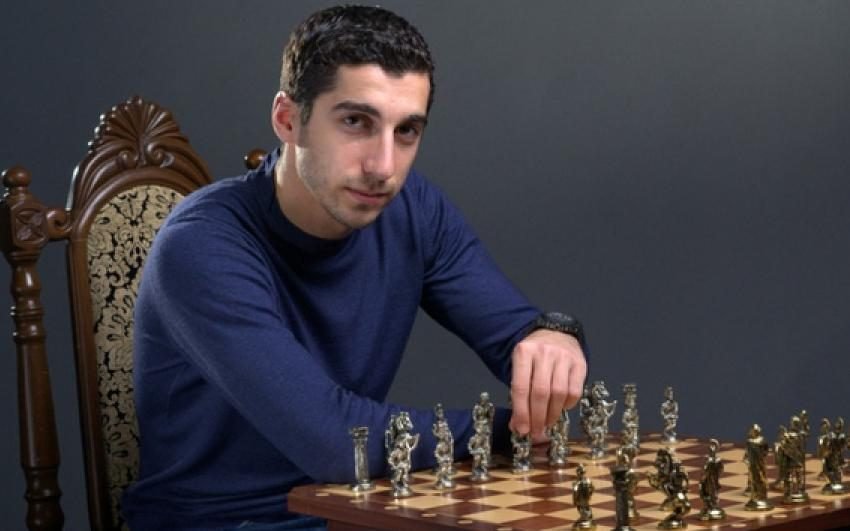 Генрих Мхитарян за игрой в шахматы