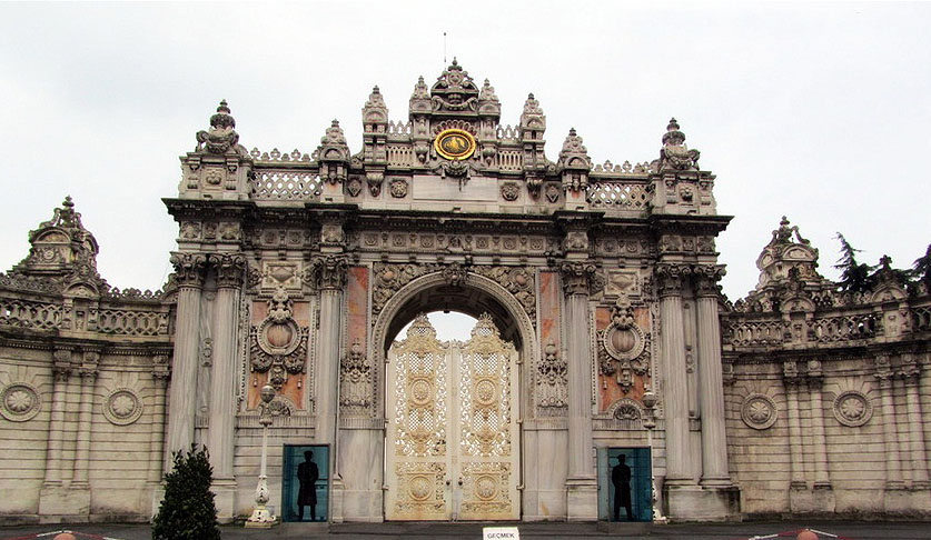 Главные ворота Стамбульского дворца Долмабахче были созданы армянским архитектором Карапетом Баляном. (Фото: Mehmet Yaman)