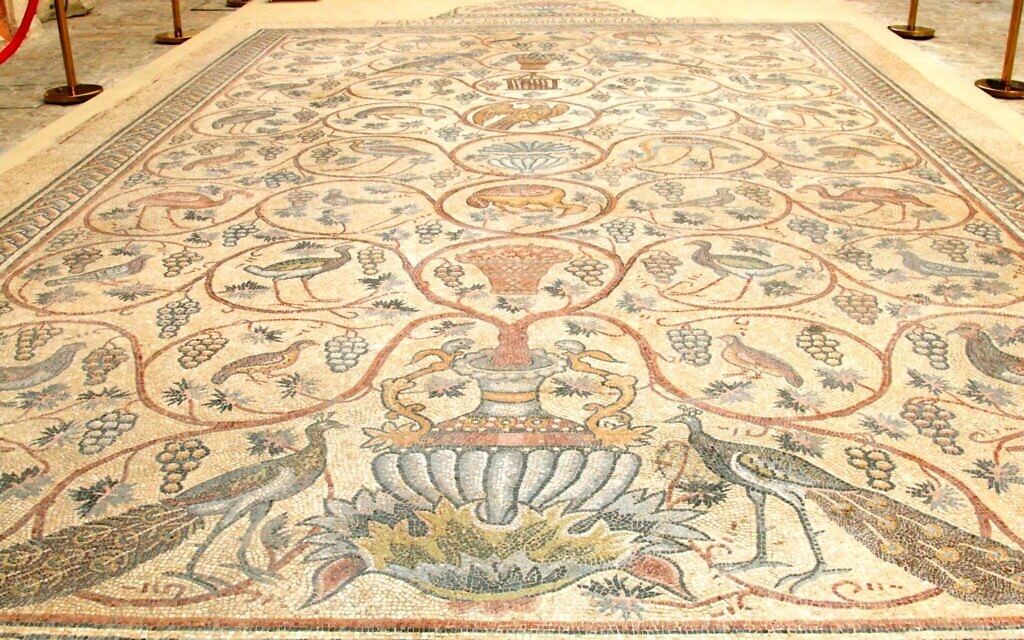 Мозаика с птицами на полу Армянского музея Эдварда и Хелен Мардигян в Иерусалиме. (Шмуэль Бар-Ам)
